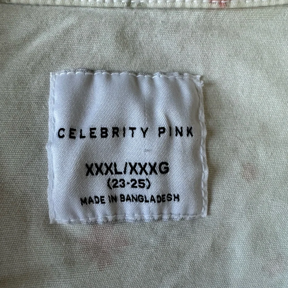 Celebrity Pink plus-sized white denim romper with pink floral print size 3XL - Picture 3 of 9